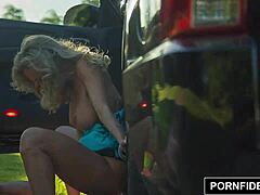 我渴望MILF女王Brandi的紧致金发内射场景