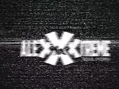 למה הסוינגרית הקטנה מוצצת זין מפלצתי בדירה?