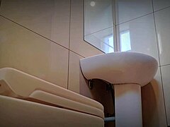 Spiare quella figa pelosa che piscia all'aperto, cazzo!