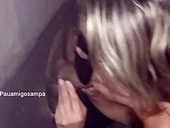 O corno leva a esposa loira aos buracos do glory hole para ser usada pelos machos.