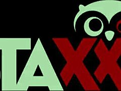 Легенда порно Нина Хартли, хочешь посмотреть, как она берет большой черный член в белье?