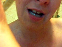 Esta teen 18+ mojada amateur se masturba en la ducha con inserciones de orgasmo squirteando