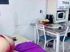 minha empregada domestica bem a vontade arrumando casa