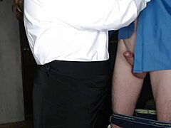 מזכירה זונה מוצצת לזין גדול של הבוס במשחק פטיש עם גרבונים