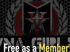 Kalın göt Nina Kayy büyük siyah sik'i derinlere kadar emiyor