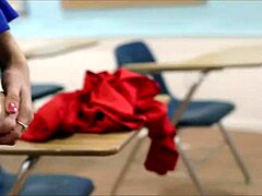 Učiteljica vodi orgijo z Aidro Fox, Georgio Jones, Angelo White in Emily Willis v vroči Girlcore lezbični sceni polni masturbacije in igranja s pičkami