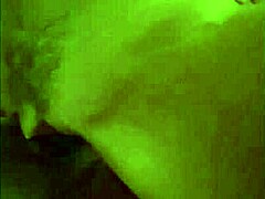 Jej veľký klitoris je taký mokrý a horny, že túži po viac.