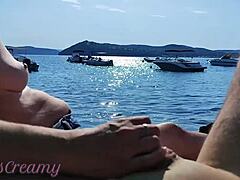 Francúzska milfa dáva ručnú neznámemu na gréckej nudovej pláži so špicou.