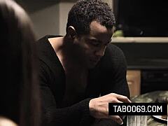 Wah, stepdad hitam horny itu nge-bang pacar anak tirinya Jaye Summers keras.