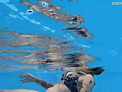 Ich, äh, schaue die süße blonde finnische Pornostar Mimi Cica, wie, unter Wasser im Pool