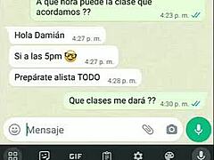 Acción caliente en el aula con una latina