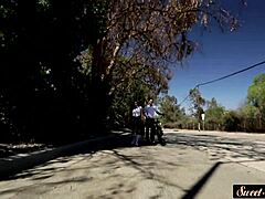 Mlada učiteljica jezdari kurca v elegantni erotični tabu igri z upognjenim doggystyle jebanjem pičke v polni zgodbi filma. Nogavice dodajo horny vzdušju.