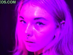 Blondi emäntä piercetyillä luonnollisilla tisseillä ja täydellisellä kropalla toimittaa enemmän kuin pizzan!