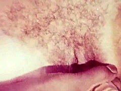 Mörka London-skuggor på 60-talet! Vintage interraciala lesbiska tjejer hettar upp den antika scenen!