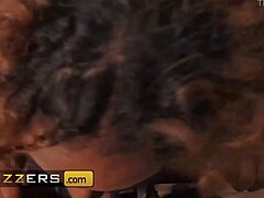 בריקסלי בנז רוכבת על סקוט ניילס עם כוס מגולחת שחורה ותחת בועתי בסגנון קאוגירל בלואג'וב