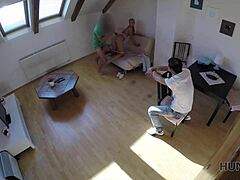 Hunt4k момче се съгласява да гледа дребната си 18+ приятелка с друг мъж за пари