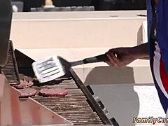 Estudante universitário amador fode a mamãe milf pela primeira vez aos 18-19 anos