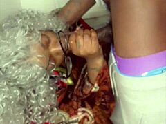 Nonna contro BBC! La nonna avida Abuela brama il cazzo mostro da 11 pollici del fratellastro in azione matura amatoriale taboo!