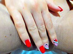 Uh, krásná busty brunetka Myla Angel se protahuje po sexu