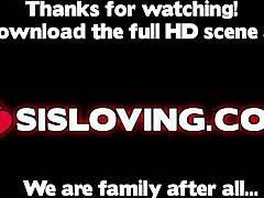 Molho minha buceta enquanto meu irmão de criação me fode duro com o pau grande