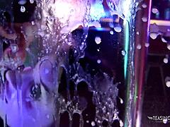 这个骚货现在需要不止一根硬鸡巴。她在酒吧3P中满足，舔阴和渔网袜。