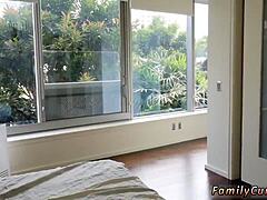 Bătrân se fute cu fată tânără în sesiune hardcore de adolescentă micuță