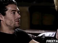 Pieni blondi teini 18+ Haley Reed ottaa monsterkyrvät kaksoisemättimeen kermapiirakalla