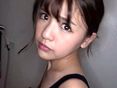 Cette mignonne Asiatique 18+ se fait étirer sa petite chatte 18+ par une bite monstre dans un cosplay maison avec maillot de bain scolaire