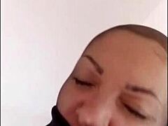 Met kousen op mijn gezicht heb ik een varkensgezicht en neus