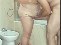 Nonna BBW amatoriale con culo e tette grosse piena di sabbia ovunque dopo divertimento in spiaggia