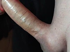 Macocha s obrovskými bradavkami a červenou rtienkou hlboko hltá veľký kokot. Milf svokra dostáva spermie na cicí po orálnej akcii.