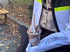 Rio, 18-letna teniška beba, daje sesajoči blowjob, potem jebe za cumshot v domači akciji.