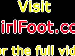 Travesti descalça adora pés sozinha com brinquedos 😘