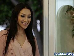 Lesbian berpayudara besar dengan tits gede nikmati tribbing dan facesitting di pacar cantik mereka