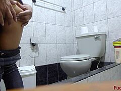 Pantat Latin Ketat Terbaik di Net Dicambuk Kasar di Kamar Mandi Buat Anal Creampie Menganga.