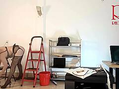 Чистичката пропуска гащите в офиса докато подрежда стените и лампите без дрехи