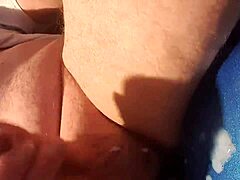 Je joue avec la bite allemande jusqu'à ce qu'il jouisse fort.