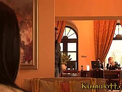 İki sıcak Rus casus kız adamı üçlüye am yalama ve küçük memeler eylemi ile çekiyor!