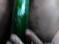 som tá stará nemecká granny kurva, čo sije svoju mokrú píču veľkým uhorkou