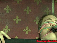 Skygg submissive straffas med pegs i rå garage scen