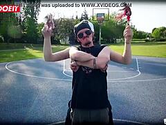 Lenyűgöző német cam girl Jolee Love vadul spriccel a Bums-Busban. Kültéri európai kaland cicikkel és fehérneművel.