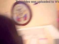 Yliopistomatkalla hän riisuutui ja alkoi scissoringin märällä pillulla