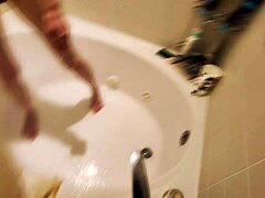 Üvey kardeşimi mastürbasyon yaparken yakaladım, sonra sulu amını birlikte keşfetmeyi önerdim