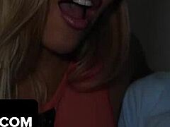 क्यों सुंदर ब्लॉन्ड स्टीपमॉम स्केरी मूवी के दौरान स्टीपसन के बड़े हार्ड लंड से खेलती है?