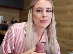 แม่เลี้ยงนอนกับลูกเลี้ยงเพื่อกลืนลึกและพุ่งน้ำเงี่ยนหน้า