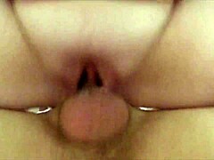 Zdzira uzależniona od kutasa pieprzona na pieska na podłodze łazienki.