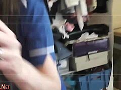 Imagine tia milf morena peluda Jenny provocando com JOI na cozinha aconchegante