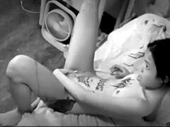 В 1950-х скрытая камера поймала медбрата, заставляющего молодую 18+ филиппинку кончать в миссионерской позе в старинной психиатрической больнице