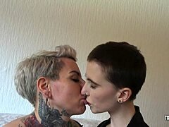 Milfska zapeljivka s Lou Nesbit in Lia Louise v prijateljskem jebanju