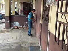 Styvmamma fastnar så jag glider in i hennes våta fitta innan jag drar ut.